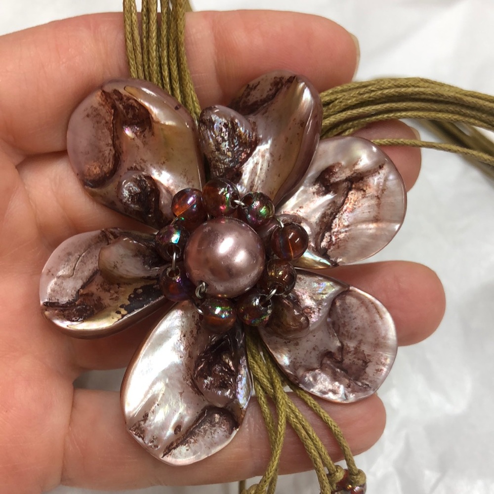 Shell Flower Necklace - Picture 9 of 16